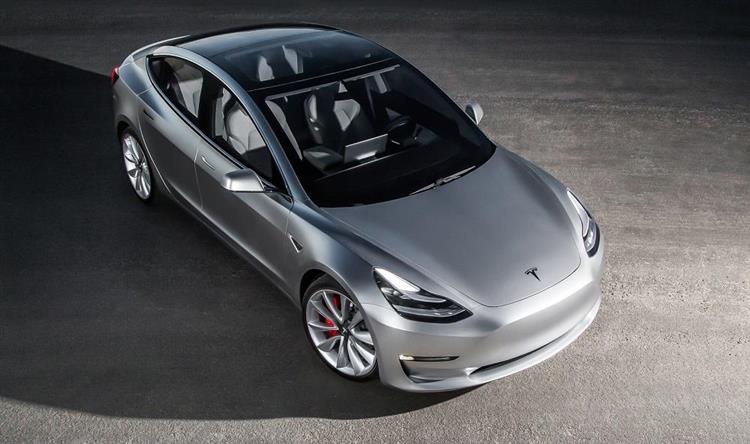 Les premiers exemplaires de la Tesla Model 3 devraient a priori profiter aux employés du constructeur