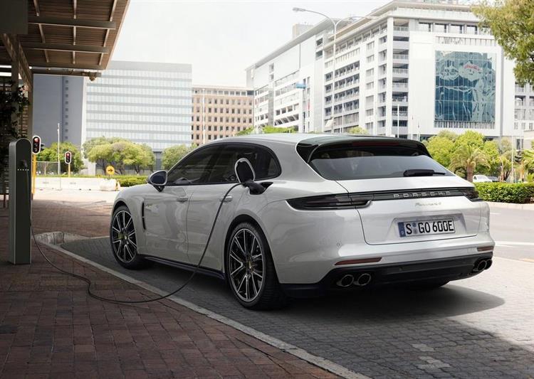 Dévoilée au salon de Genève, la Porsche Panamera Sport Turismo reprend le groupe hybride rechargeable de 462 ch issu de la berline