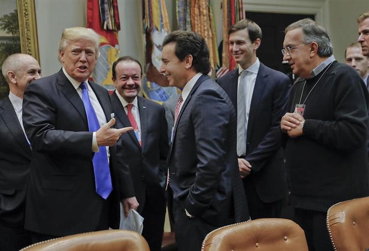 Le Président Donald Trump rencontrant le 24 janvier 2017 Mark Fields, patron de Ford, et Sergio Marchionne, patron de Fiat Chrysler Automobiles (FCA)