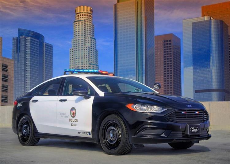 Première patrouille de police à double motorisation essence-électrique, la Ford Police Responder Hybrid s’apprête à sillonner les rues de Los Angeles