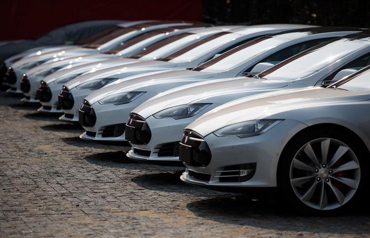 Aux Etats-Unis, Tesla passe ponctuellement en tête des capitalisations boursières du secteur automobile