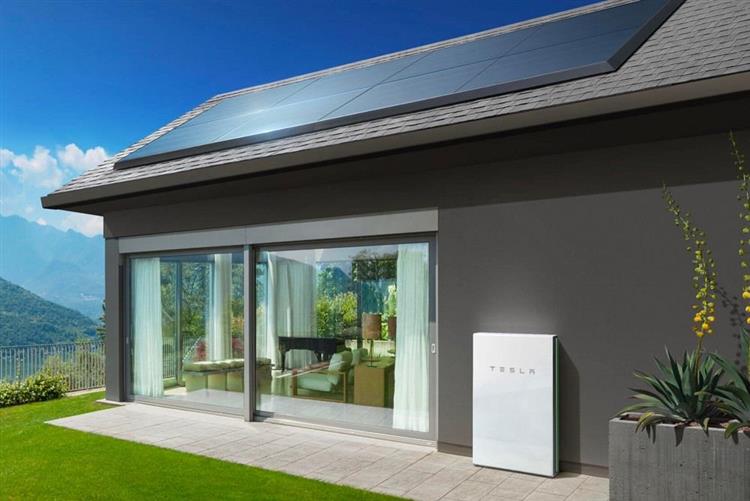 Après les tuiles solaires intelligentes, Tesla se lance dans la production de panneaux photovoltaïques dont la durée de vie est de 25 ans