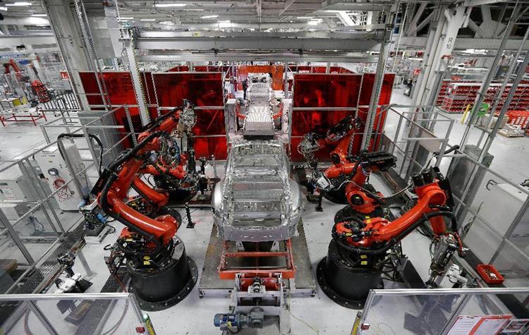 Donnant la priorité à la production de la Model 3, la filiale allemande de Tesla a mis en suspens les contrats passés avec de grands constructeurs automobiles