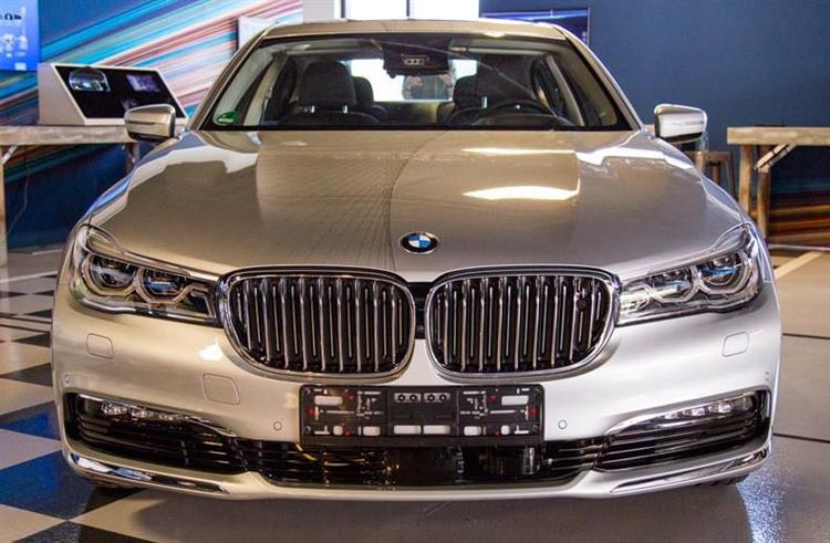 En partenariat avec BMW et Mobileye, l’américain Intel a présenté son premier modèle doté d’un dispositif de conduite autonome