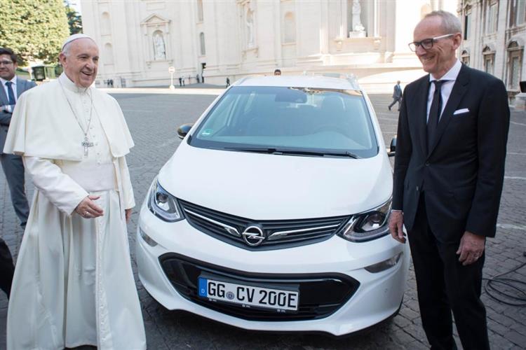Dotée d’une autonomie de 380 km, la compacte électrique Opel Ampera-e rejoint la flotte automobile du Vatican