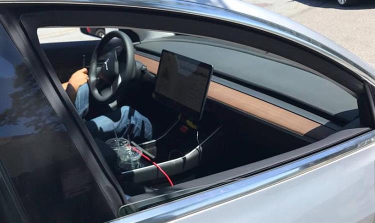 Un cliché réalisé en Californie sur une Tesla Model 3 de présérie confirme le design épuré de la planche de bord présenté sur le prototype il y a plus d’un an