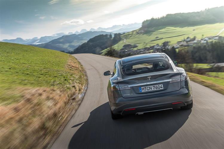 En Europe, Tesla lance un nouveau concours où les gagnants pourront prendre le volant d’une Model S ou X sur l’une des plus belles routes du continent
