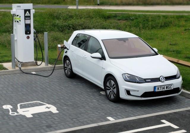 La fin des aides à l’achat de voitures électriques pourrait entraîner une réorientation de la demande des consommateurs sur l’hybride ou l’hybride rechargeable 