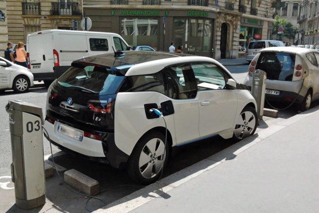 En introduisant des quotas de vente de véhicules électriques, l’Europe souhaite atteindre ses objectifs en matière de réduction des émissions de CO2 liées aux transports