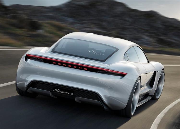 Première voiture électrique du constructeur, la version de série de la berline Porsche Mission E sera commercialisée dans le courant de 2019