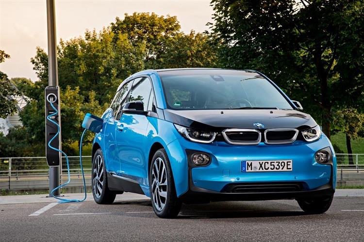 Grâce à sa nouvelle batterie offrant jusqu’à 320 km d’autonomie, la citadine électrique BMW i3 a vu ses ventes progresser de 155 % sur un an en Allemagne
