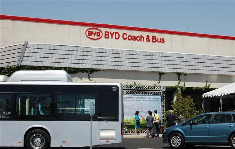 Outre-Atlantique, le constructeur chinois BYD a agrandi son usine californienne dédiée à l’assemblage de bus, camions et chariots élévateurs « zéro émission »