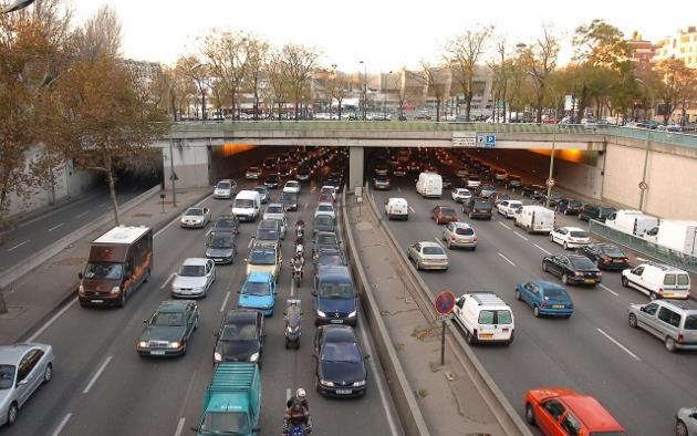 Long de 35 km et ouvert depuis le 25 avril 1973, le boulevard périphérique parisien accueille chaque jour 1,3 million de véhicules