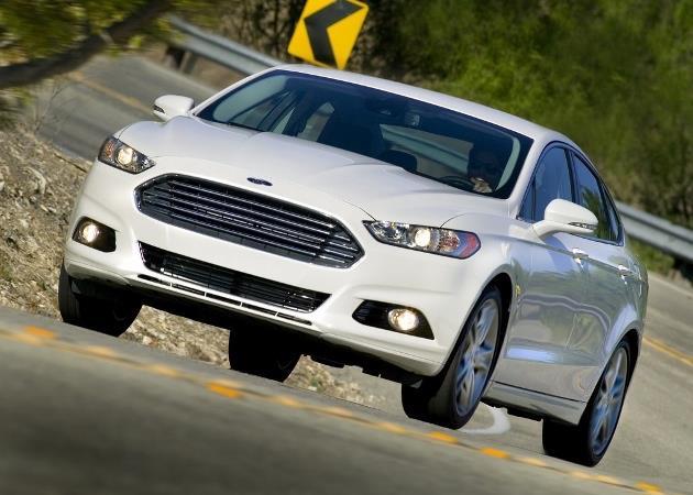 Dévoilée à Détroit en 2012, la seconde génération de Ford Fusion Hybrid – Mondeo sous nos latitudes – est commercialisée aux Etats-Unis à partir de 27 995 dollars