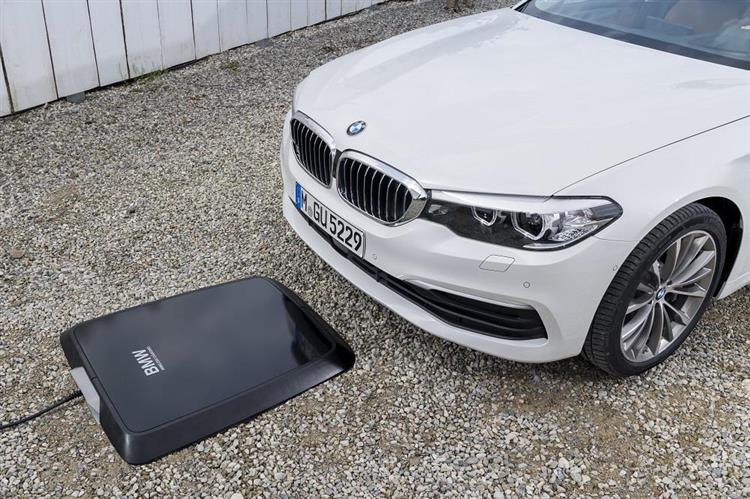 Le constructeur inaugure la charge de la batterie par induction sur son modèle hybride rechargeable BMW 530e iPerformance