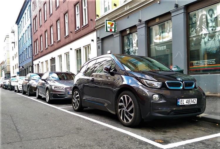 Grâce à un soutien unanime des pouvoirs publics, les modèles électriques et hybrides rechargeables représentent 40 % du parc automobile d'Oslo, la capitale