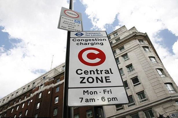 Pour accéder au centre-ville de la capitale britannique, les véhicules immatriculés avant le 1er janvier 2006 doivent désormais s’acquitter d’une taxe journalière de 11,2 euros