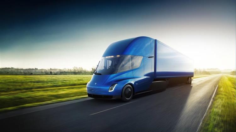 Grâce à un coût d’exploitation annoncé à 66 cents par km et à des performances hors-normes, le Tesla Semi veut révolutionner le transport routier