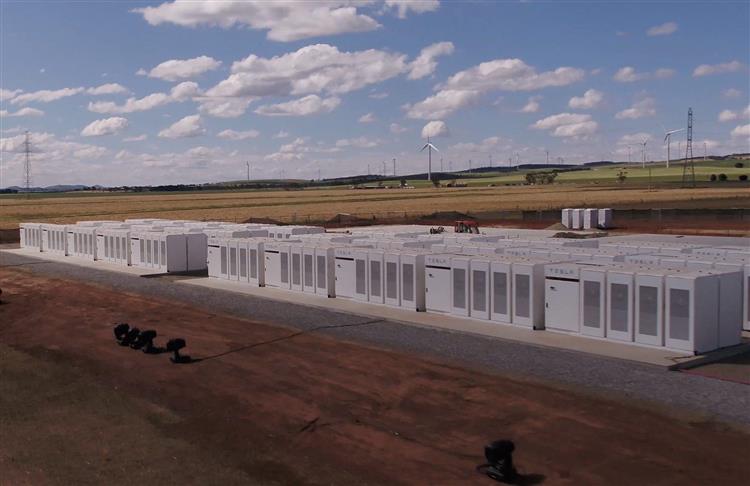 En Australie-Méridionale, Tesla a réussi le pari d’installer une ferme de batteries d’une capacité de 129 MWh en seulement 100 jours