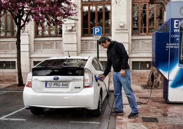 D’ici la fin 2017, 5 000 bornes de recharge rapide pour voitures électriques devraient être installées et gérées en France. En lice : les groupes Bolloré et EDF
