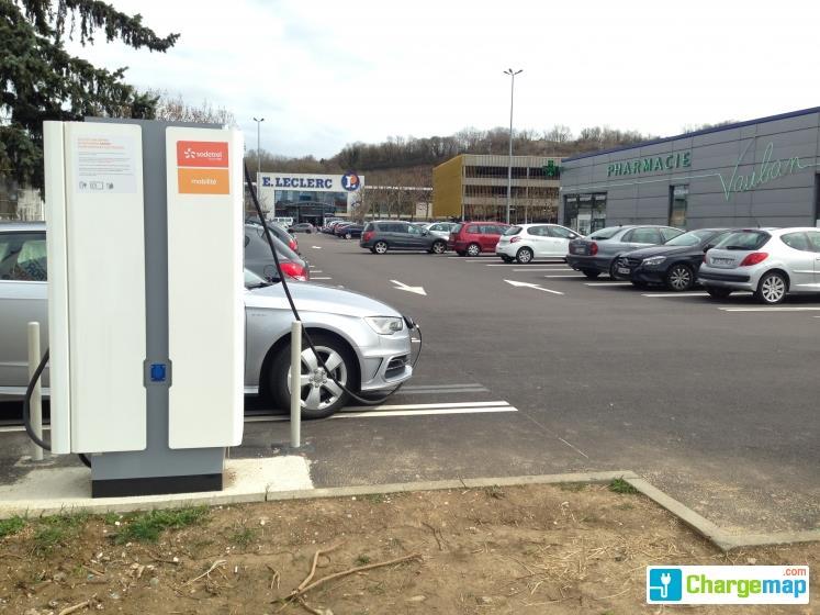 Parmi les rares bornes de recharge déployées sur le département, celles du réseau CORR-DOOR installée sur le parking E. Leclerc de Belfort (crédits : ChargeMap)