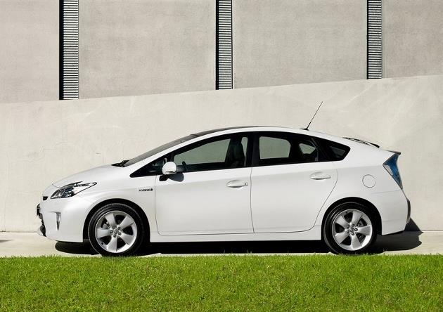 La 4e génération de Prius hybride arrivera dans les concessions au printemps 2015 : rendement amélioré du moteur thermique, reprise des codes stylistiques de la Yaris et de l’Auris, habitacle proche d’une Lexus, …