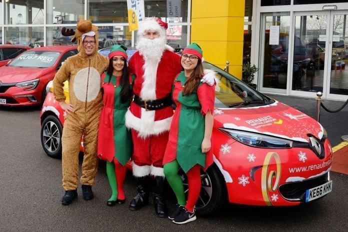 Au volant de la citadine Renault ZOE offrant 300 km d’autonomie réelle, le Père Noël a pu réaliser sa tournée en mode « zéro émission »