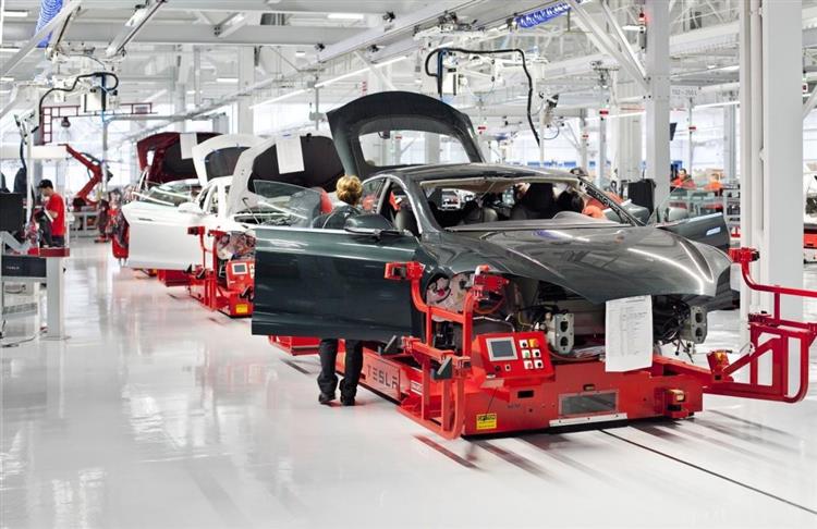 Selon la chaîne CNBC, les batteries de la Tesla Model 3 seraient assemblées à la main par un personnel faiblement expérimenté