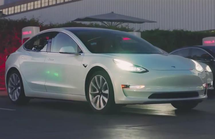 Les premiers clients de Tesla Model 3 ne seront livrés que début 2019, soit un retard de quelques semaines sur le planning initial