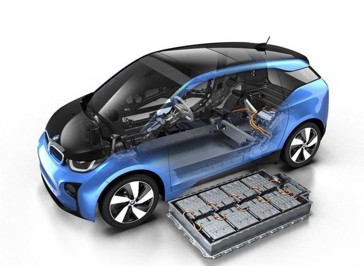 Si la batterie d'un véhicule électrique représente jusqu'à la moitié de sa valeur, les constructeurs rechignent à investir dans la chimie des cellules