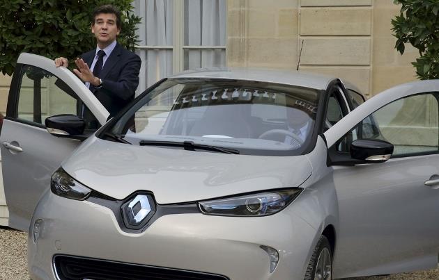 Arnaud Montebourg, en décembre 2012, aux côtés d’une Renault ZOE, à la sortie du Conseil des Ministres