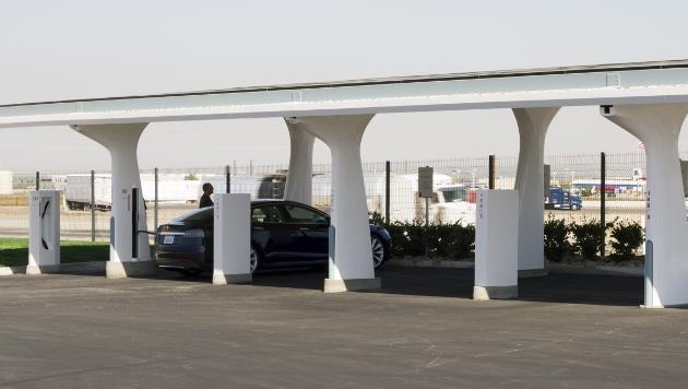 Tesla Motors déploie des stations de charge rapide propriétaires pour sa Model S. Une démarche critiquée par Mercedes et R. Bosch