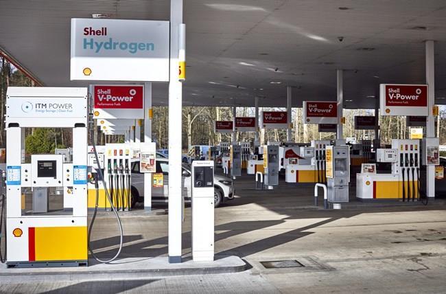 Installée sur sa station de Beaconsfield (autoroute M40), la nouvelle pompe à hydrogène de Shell s’intègre au reste des pompes traditionnelles