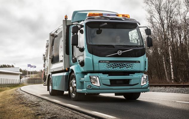 Premier camion électrique de série du constructeur, le FL peut accueillir jusqu’à 6 batteries (300 kWh) offrant jusqu’à 300 km d’autonomie