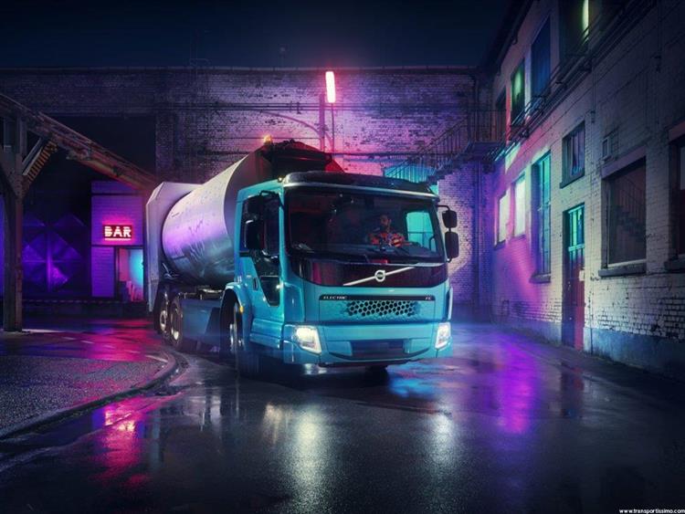 Destiné à être utilisé 8 à 10 heures par jour, le camion Volvo FE Electric se destine aux livraisons urbaines et à la collecte des déchets ménagers