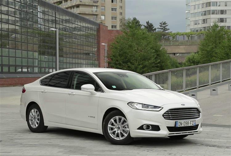 Premier modèle hybride à avoir été commercialisé par Ford en Europe, la Mondeo s’avère être la plus sobre des familiales essence à boîte auto.
