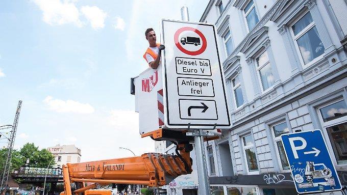 En Allemagne, la ville de Hambourg s’apprête à interdire de circulation 80 % des véhicules diesels sur deux axes routiers (crédits : dpa)