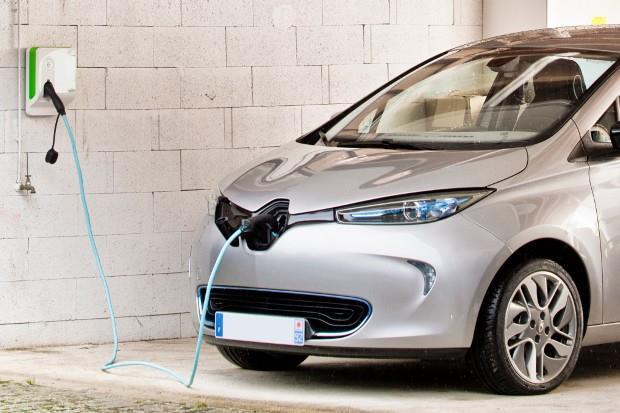 Pour atteindre ses objectifs en matière de réduction des émissions polluantes de son parc automobile, la France veut voir circuler 1 million de véhicules électriques et hybrides rechargeables d’ici 2022