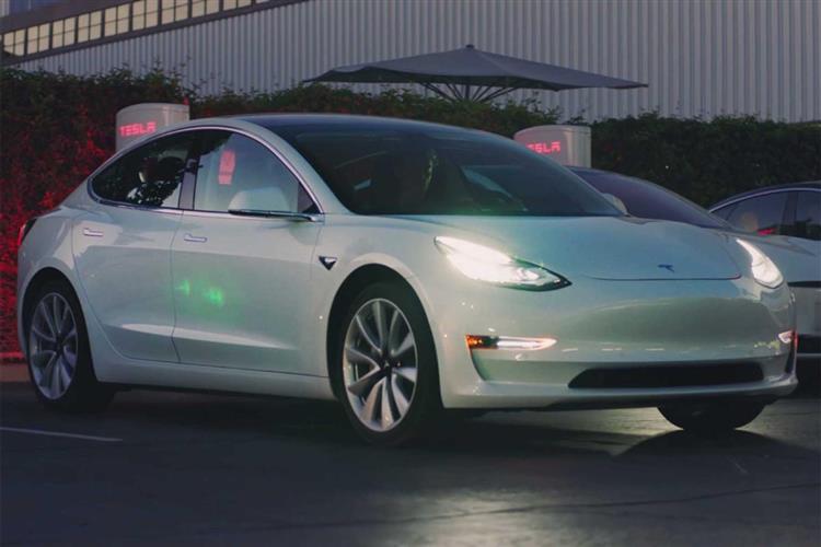 Tandis que la version à 35 000 dollars ne sera produite que l’an prochain, Tesla lance les versions haut de gamme de sa Model 3