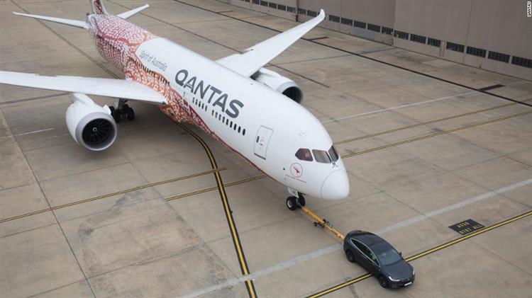 Après le départ arrêté d’une Model S et d’un Boeing, la compagnie Quantas fait tracter avec succès un avion de 130 tonnes par un Model X