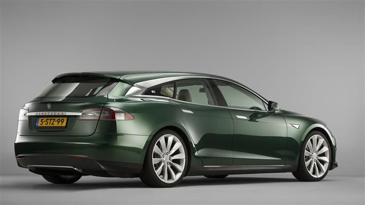 A la demande d’un collectionneur, le carrossier néerlandais RemetzCar a transformé une Tesla Model S en break de chasse