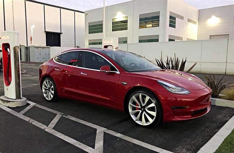 Selon le patron de Tesla, la Model 3 dotée du pack Performance sera plus rapide qu’une BMW M3 tout en offrant autant d’équipements pour moins cher