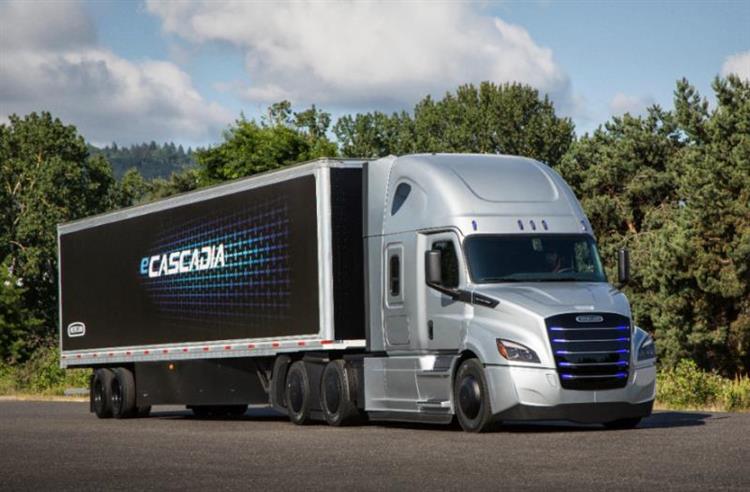 La division poids-lourd du groupe Daimler vient de présenter deux camions électriques offrant jusqu’à 370 km d’autonomie