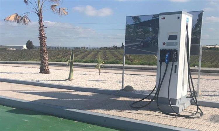 Le groupe pétrolier Total a finalisé l’installation de 15 bornes de recharge rapide sur l’axe autoroutier Tanger-Agadir et dans les principales villes du pays