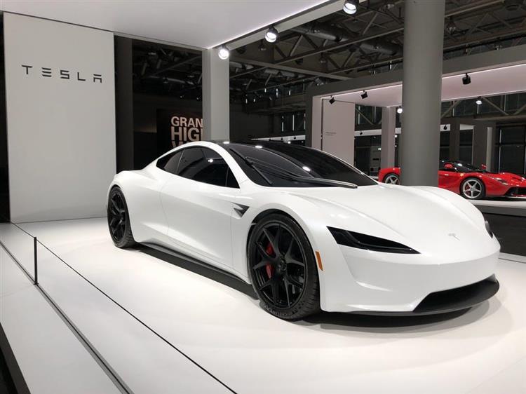 Du 6 au 9 septembre, le nouveau Roadster électrique de Tesla sera exposé sur le salon Grand Basel en Suisse (crédits : Bluewin)