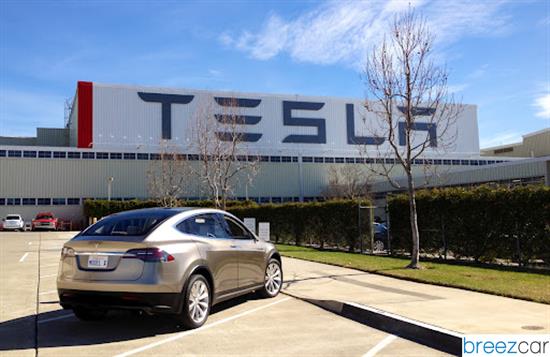 Tesla va lancer 5 modèles électriques premium d'ici à 2016, dont une concurrente à la BMW i3 électrique