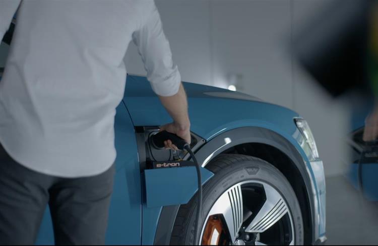 Livré de série, le chargeur embarqué 11 kW de l’Audi e-tron offre un temps de charge réduit de 8h30 sur une borne compatible