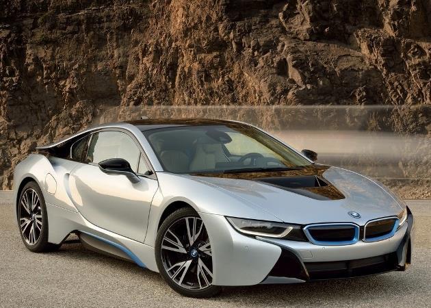 A 141 950 euros, bonus écologique de 4 000 euros déduit, la BMW i8 hybride rechargeable devient le véhicule le plus cher au catalogue du constructeur