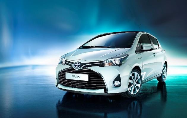 La Toyota Yaris HSD hybride s’offre une petite cure de jouvence : face avant redessinée, amélioration de la qualité perçue dans l’habitacle et suspensions plus confortables