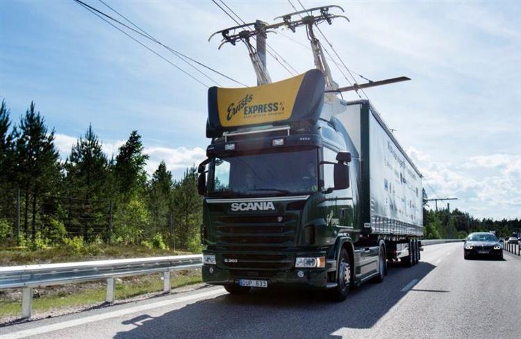 Alimentés en électricité via des caténaires, les camions électriques ou hybrides rechargeables pourront bientôt rouler à l’énergie solaire sur un tronçon de l’autoroute italienne A35